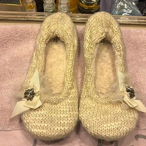 Beautiful 😍 simply Vera by Vera Wang cream colored slippers